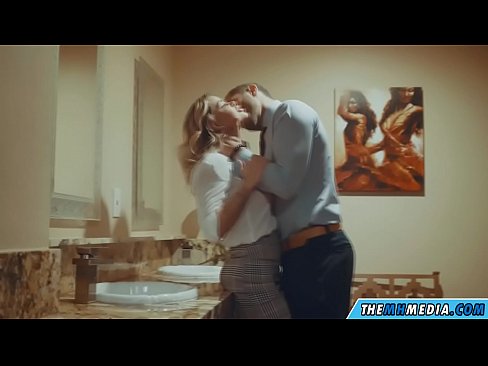 ❤️ Όταν μια πλούσια ξανθιά σε αποπλανεί σε μια δημόσια τουαλέτα ❤ Χάρντκορ πορνό ❌